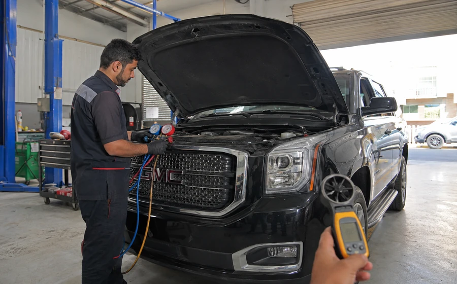 GMC Yukon AC system diagnostic with condenser airflow and vent temperature testing