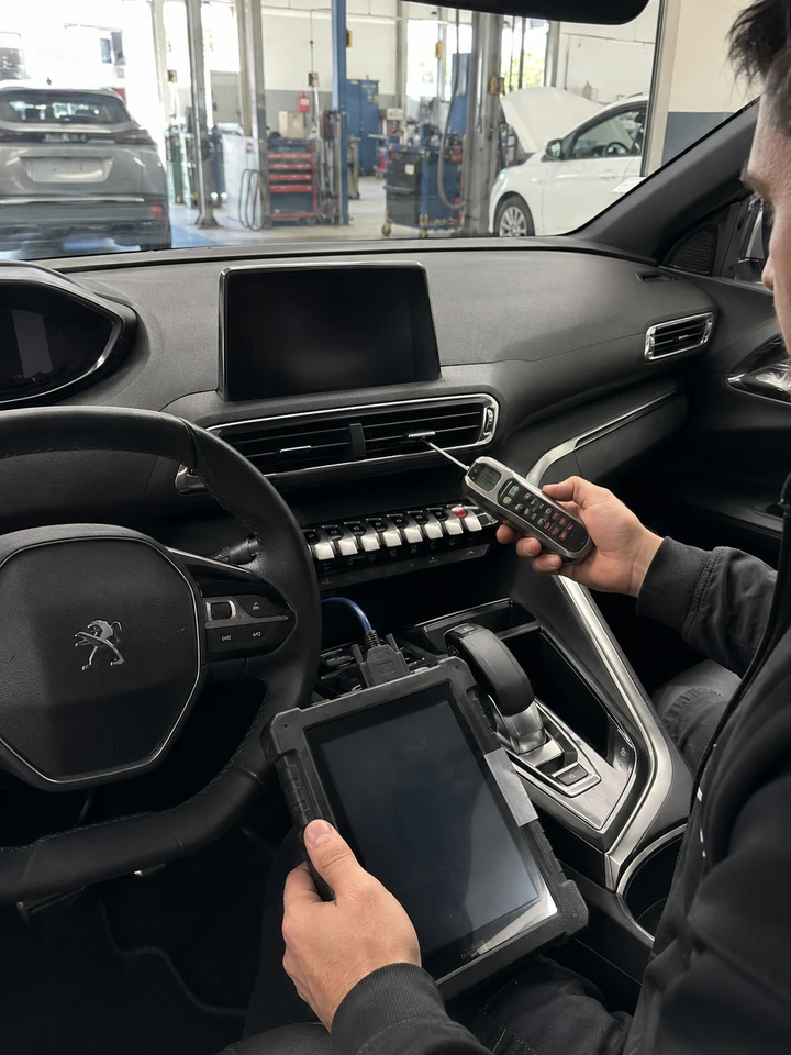 Peugeot and Renault climate control electrical diagnostic with vent thermometer and test equipment